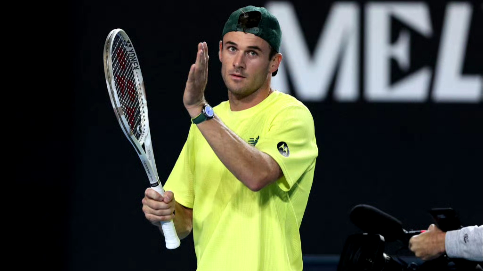 她凭借强劲 她凭借强劲